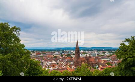 Deutschland, Freiburg im Breisgau aus der Vogelperspektive über Altstadthäuser, Marktplatz, rote Dächer und historisches münster-Domgebäude Stockfoto