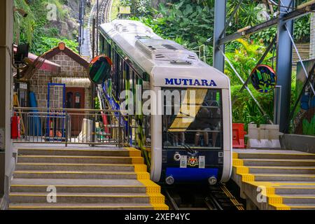 Ein Zug nähert sich der Lowerr Station in Penang Hill, Penang, Malaysia Stockfoto