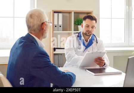 Der Arzt Berät Während Des Besuchs Ältere Patienten Im Krankenhausbüro Stockfoto