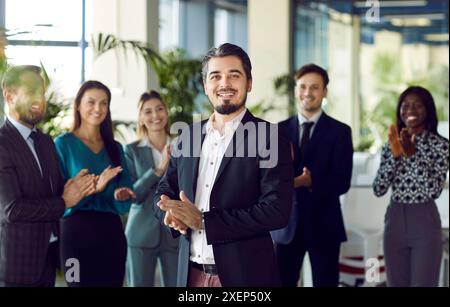 Porträt eines glücklichen, erfolgreichen CEO und Teamleiters mit einer Gruppe von Mitarbeitern Stockfoto