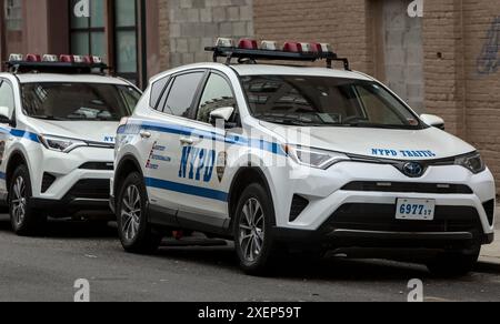 NYPD Verkehrskreuzer Polizeiautos parkten am Straßenrand in Brooklyn, New York City. Stockfoto