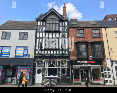 Alte Läden an der High Street in Lincoln, Großbritannien Stockfoto