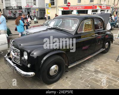 1950 Rover P4 (75) mit dem Mittelscheinwerfer auf einer Oldtimerschau auf dem Marktplatz in Boston Stockfoto
