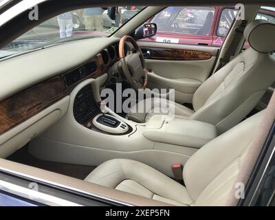 Innenraum eines Jaguar XJ (X300) auf einer Oldtimer-Ausstellung auf dem Marktplatz in Boston Lincolnshire Stockfoto