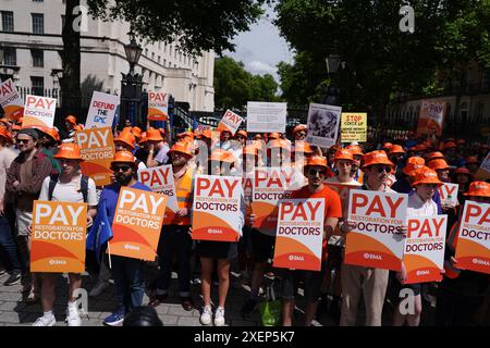 Aktenfoto vom 06/24 von Ärzten in der Ausbildung, die gegenüber der Downing Street in London protestierten. Ein NHS-Führer warnte dieses Wochenende vor weitverbreiteten Störungen, da junge Ärzte am dritten Tag ihres fünftägigen Rundgangs über ihre Bezahlung einsteigen. Junior Doctors in England führen ihren 11. Streik in einem lang andauernden Streit mit der Regierung aus und werden am 2. Juli wieder an die Arbeit gehen – nur zwei Tage bevor die Wähler zur Wahl gehen. Ausgabedatum: Samstag, 29. Juni 2024. Stockfoto