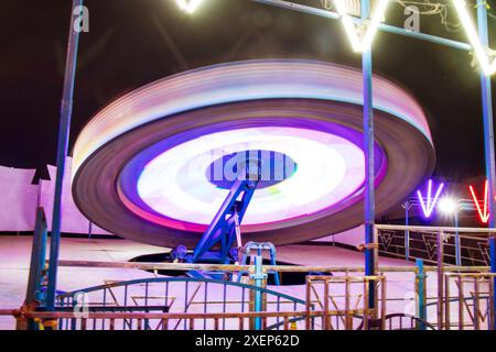 Lebendige, bunte Lichter des Riesenrads im Vergnügungspark Stockfoto