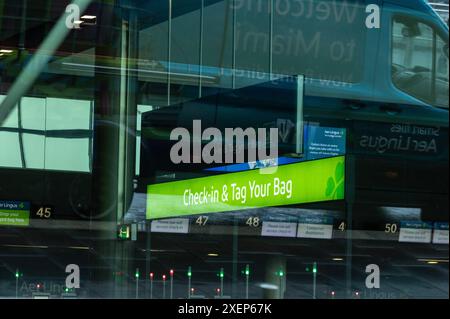 Leeren Sie den Aer Lingus Check-in-Schalter am Flughafen Dublin ...