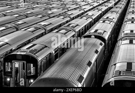 Züge innerhalb des Bahnhofs (Schwarzweiß-Foto) Königinnen (mets willets Point Haltestelle in Corona Flushing WiWiWiesen Queens) Moderne U-Bahn-Wagen (7 Linien tr Stockfoto