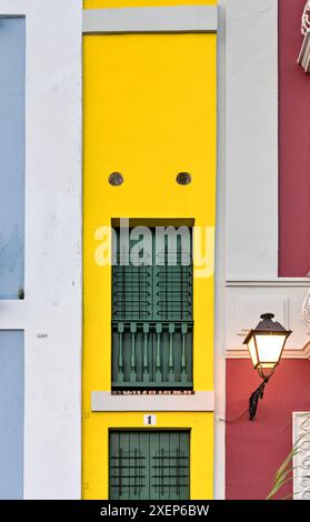 Farbenfrohe Kolonialhäuser auf der calle tetuan im alten san juan, puerto rico, einschließlich des schmalsten gelben Gebäudes der Welt (das schmale Haus oder La casa EST) Stockfoto