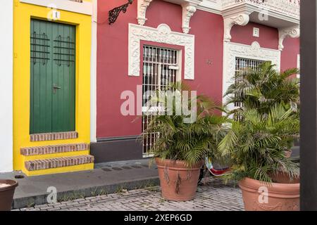 Farbenfrohe Kolonialhäuser auf der calle tetuan im alten san juan, puerto rico, einschließlich des schmalsten gelben Gebäudes der Welt (das schmale Haus oder La casa EST) Stockfoto