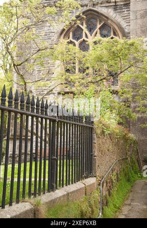 St Fimbarrus Church and Garden (Detail), Fowey, Cornwall, Großbritannien. Die Church of St Fimbarrus ist eine anglikanische Pfarrkirche in Fowey, Cornwall, England. Al Stockfoto