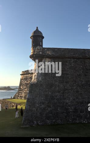 Aussichtsturm (Garita, Bartizan) am Castillo San Felipe del Morro in Old San Juan (historisches spanisches Fort in der karibik) Sonnenuntergang aus nächster Nähe Stockfoto