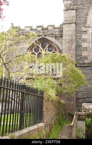 St Fimbarrus Church and Garden (Detail), Fowey, Cornwall, Großbritannien. Die Church of St Fimbarrus ist eine anglikanische Pfarrkirche in Fowey, Cornwall, England. Als Stockfoto