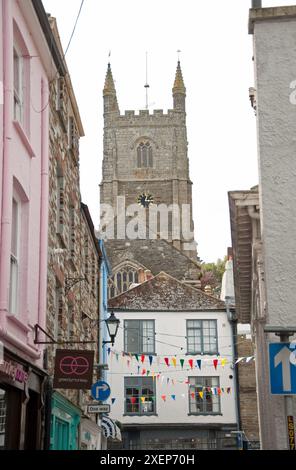 Clock Tower (St. Fimbarrus Church) and Streets, Fowey, Cornwall, Großbritannien Stockfoto