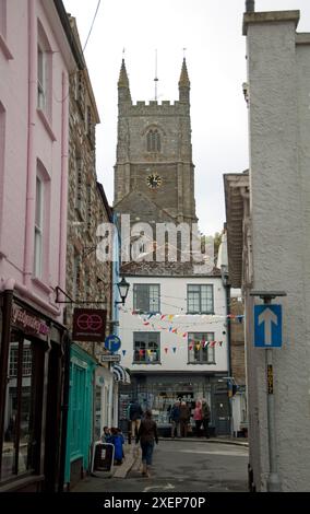 Clock Tower (St. Fimbarrus Church) and Streets, Fowey, Cornwall, Großbritannien Stockfoto