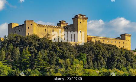 Die Rocca Albornoz, Rocca Albornoziana, ist eine imposante Festung, die auf der Colle Sant'Elia steht und das gesamte Spoleto-Tal dominiert. Spoleto, Umbrien Stockfoto