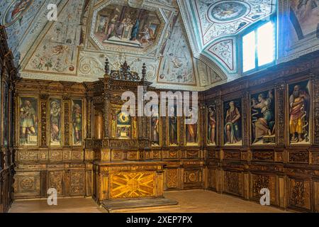 Kapelle der Reliquien in der Kathedrale von Spoleto. Der Raum verfügt über einen bemerkenswerten geschnitzten Reliefschrank und Fresken auf dem Gewölbe. Spoleto Umbrien Stockfoto