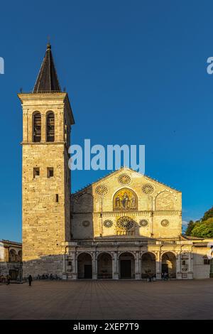 Der Dom oder die Kathedrale Santa Maria Assunta und die Piazza del Duomo in Spoleto. Spoleto, Provinz Perugia, Umbrien, Italien, Europa Stockfoto