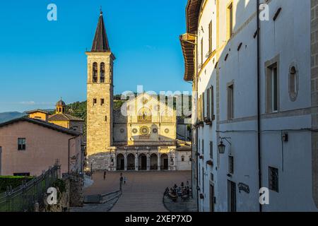 Der Dom oder die Kathedrale Santa Maria Assunta und die Piazza del Duomo in Spoleto. Spoleto, Provinz Perugia, Umbrien, Italien, Europa Stockfoto