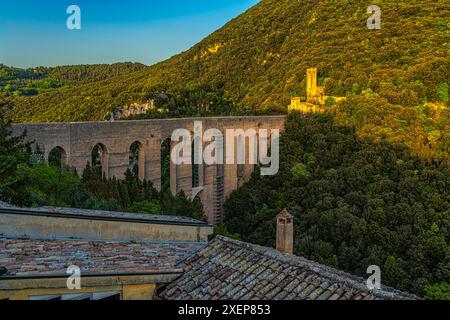 Die Ponte delle Torri ist eine Bogenbrücke, die von einem römischen Aquädukt abgeleitet ist und die Rocca Albornoziana mit der Fortilizio dei Mulini verbindet. Spoleto, Stockfoto