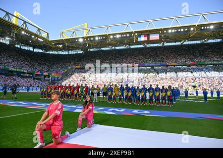 Dortmund, Deutschland. Juni 2024. Beide Mannschaften stellen sich vor einem Fußballspiel der französischen und polnischen Nationalmannschaften am dritten Spieltag in der Gruppe D in der Gruppenphase des UEFA Euro 2024-Turniers am Mittwoch, den 25. Juni 2024, in Dortmund. Quelle: Sportpix/Alamy Live News Stockfoto