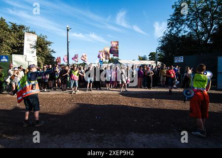 Glastonbury, Großbritannien. Juni 2024. Marshals sorgen für den Fluss der Menschenmassen während des Glastonbury Festivals 2024. Foto von Julie Edwards./Alamy Live News Stockfoto