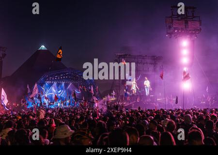 Glastonbury, Großbritannien. Juni 2024. Das Publikum und die Atmosphäre, als Dua Lipa am Freitagabend während des Glastonbury Festivals 2024 die Hauptrolle auf der Pyramid Stage spielt. Foto von Julie Edwards./Alamy Live News Stockfoto