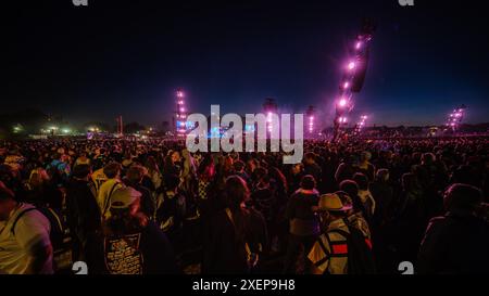 Glastonbury, Großbritannien. Juni 2024. Das Publikum und die Atmosphäre, als Dua Lipa am Freitagabend während des Glastonbury Festivals 2024 die Hauptrolle auf der Pyramid Stage spielt. Foto von Julie Edwards./Alamy Live News Stockfoto