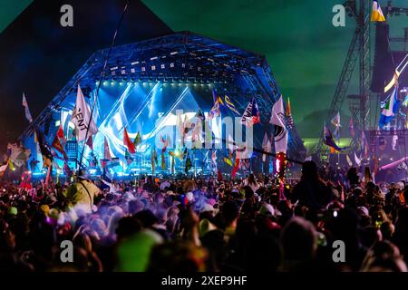 Glastonbury, Großbritannien. Juni 2024. Das Publikum und die Atmosphäre, als Dua Lipa am Freitagabend während des Glastonbury Festivals 2024 die Hauptrolle auf der Pyramid Stage spielt. Foto von Julie Edwards./Alamy Live News Stockfoto