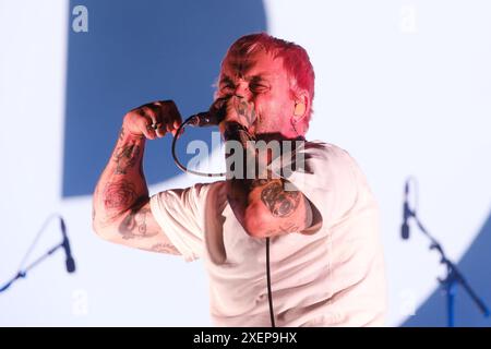 Glastonbury, Großbritannien. Juni 2024. Joe Talbot von der Bristol-Band IDLES SPIELT die Schlagzeilen der Band The Other Stage am Freitag Abend während des Glastonbury Festivals 2024. Foto von Julie Edwards./Alamy Live News Stockfoto