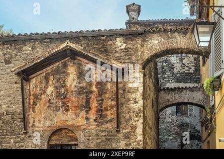 Reste des Freskos an den Wänden der Kirche Santi Giovanni e Paolo im historischen Zentrum von Spoleto. Spoleto, Provinz Perugia, Umbrien Stockfoto