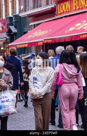 Frau mit Gesichtsmaske während covid Stockfoto