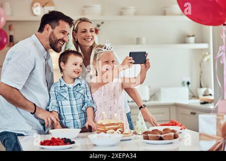 Happy, Family und Selfie zu Hause für Geburtstagsfeiern, Feiern und persönlichen Blog für soziale Medien. Mom, Dad und sich zu Hause mit ihm zu verbinden Stockfoto