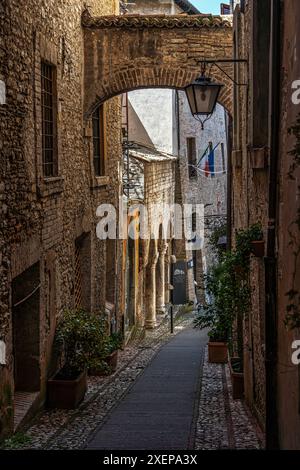 Gassen und Ausblicke mit Bögen und mittelalterlichen Gebäuden im historischen Zentrum von Spoleto. Spoleto, Provinz Perugia, Umbrien, Italien, Europa Stockfoto