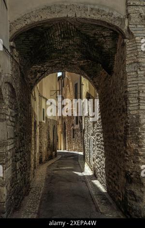 Gassen und Ausblicke mit Bögen und mittelalterlichen Gebäuden im historischen Zentrum von Spoleto. Spoleto, Provinz Perugia, Umbrien, Italien, Europa Stockfoto