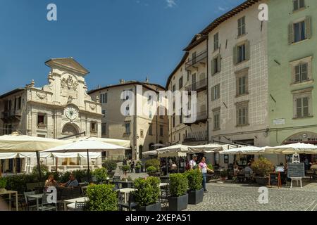 Piazza del Mercato, Forum in römischer Zeit, mit dem malerischen Brunnen des Platzes, erbaut zwischen 1746 und 1748. Spoleto, Umbrien Stockfoto