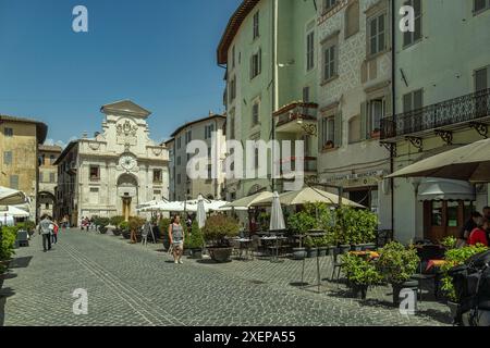 Piazza del Mercato, Forum in römischer Zeit, mit dem malerischen Brunnen des Platzes, erbaut zwischen 1746 und 1748. Spoleto, Umbrien Stockfoto