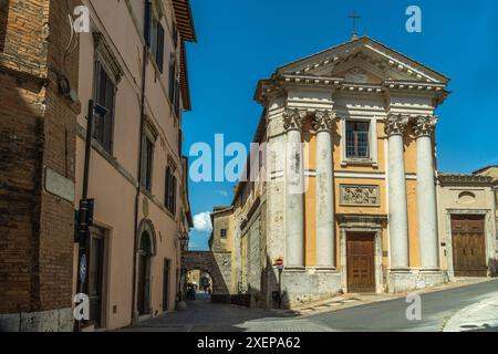 Die Kirche Sant'Ansano befindet sich in Spoleto im historischen Zentrum neben dem Drususbogen und Germanicus. Spoleto, Provinz Perugia, Umbrien Stockfoto