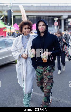 Ein Paar geht Arm in Arm durch einen Straßenmarkt Stockfoto