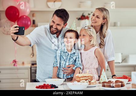 Happy, Family und Selfie im Haus für Geburtstagsfeiern, Feiern und persönlichen Blog für soziale Medien. Mom, Dad und sich zu Hause mit ihm zu verbinden Stockfoto