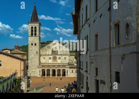 Der Dom oder die Kathedrale Santa Maria Assunta und die Piazza del Duomo in Spoleto. Spoleto, Provinz Perugia, Umbrien, Italien, Europa Stockfoto