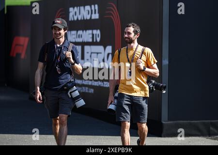 Spielberg, Autriche. Juni 2024. Die Superstars der DPPI-Fotografen Antonin Gooden (links) und Florent Vincent (rechts) Porträt während des Formel 1 Qatar Airways Austrian Grand Prix 2024, 11. Runde der Formel-1-Weltmeisterschaft 2024 vom 28. Bis 30. Juni 2024 auf dem Red Bull Ring in Spielberg, Österreich - Foto Xavi Bonilla/DPPI Credit: DPPI Media/Alamy Live News Stockfoto