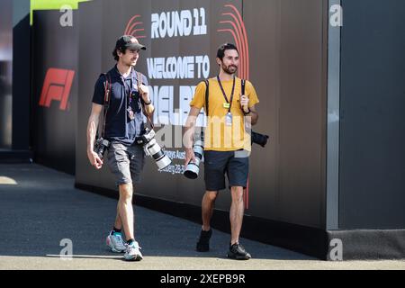 Spielberg, Autriche. Juni 2024. Die Superstars der DPPI-Fotografen Antonin Gooden (links) und Florent Vincent (rechts) Porträt während des Formel 1 Qatar Airways Austrian Grand Prix 2024, 11. Runde der Formel-1-Weltmeisterschaft 2024 vom 28. Bis 30. Juni 2024 auf dem Red Bull Ring in Spielberg, Österreich - Foto Xavi Bonilla/DPPI Credit: DPPI Media/Alamy Live News Stockfoto