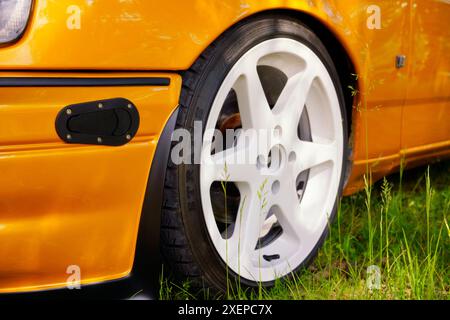 Nahaufnahme des Hinterrads eines Ford Cosworth Stockfoto