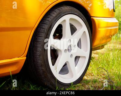 Nahaufnahme des Hinterrads eines Ford Cosworth Stockfoto