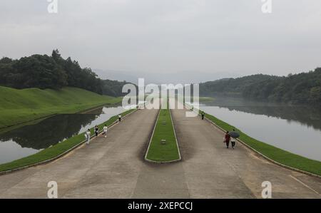 Nanchang. Juni 2024. Dieses am 28. Juni 2024 aufgenommene Foto zeigt Pools mit aufbereitetem Wasser im Jiangzhong Medizingal in Nanchang, der ostchinesischen Provinz Jiangxi. Als Kernproduktionsbasis von CR Jiangzhong hat sich das Jiangzhong Medicine Valley in den letzten Jahren zu nachhaltigem Wachstum verpflichtet, indem es die ursprüngliche Vegetation bewahrt, den Energieverbrauch reduziert, flüssige und feste Abfälle recycelt und erneuerbare Energien nutzt. Quelle: Du Xiaoyi/Xinhua/Alamy Live News Stockfoto