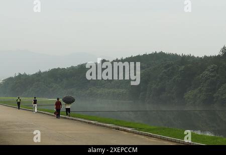 Nanchang. Juni 2024. Dieses am 28. Juni 2024 aufgenommene Foto zeigt einen Pool mit aufbereitetem Wasser im Jiangzhong Medizingal in Nanchang, der ostchinesischen Provinz Jiangxi. Als Kernproduktionsbasis von CR Jiangzhong hat sich das Jiangzhong Medicine Valley in den letzten Jahren zu nachhaltigem Wachstum verpflichtet, indem es die ursprüngliche Vegetation bewahrt, den Energieverbrauch reduziert, flüssige und feste Abfälle recycelt und erneuerbare Energien nutzt. Quelle: Du Xiaoyi/Xinhua/Alamy Live News Stockfoto