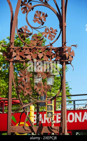 Touristenbus. Straßenlaternen mit Blumendetail. Passeig de Gracia. Barcelona. Katalonien. Spanien. Stockfoto