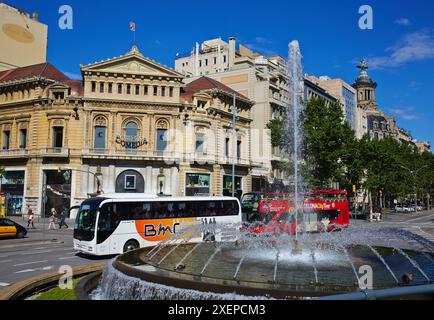 Touristenbus. Gran Via de les Corts Catalanes. Passeig de Gracia. Barcelona. Katalonien. Spanien. Stockfoto