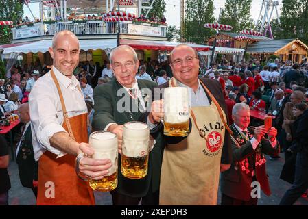 Hannover, Eröffnung 495 Schützenfest, Bieranstich, Oberbürgermeister Belit Onay, Schützenpräsident Paul-Eric Stolle, Gilde Chef Holger Bock, *** Hannover, Eröffnung 495 Schützenfest, Bierzapfen, Oberbürgermeister Belit Onay, Schützen-Präsident Paul Eric Stolle, Gildenchef Holger Bock, Stockfoto